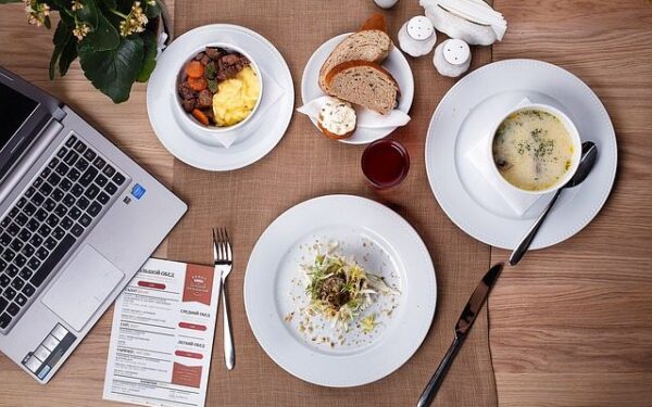 Sėdimas darbas ir sveikatos problemos: kaip išvengti papildomų kilogramų?