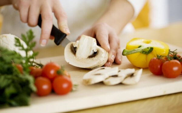 „Kelionė“ į skrandį su vaizdo kamera: kaip virškinamas naminis ir konservuotas maistas? (video)