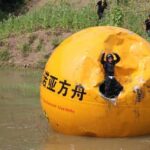 Kinijoje nuo 50 metrų skardžio nurideno 6 tonų rutulį su žmogumi (foto)