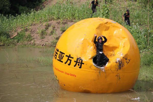 Kinijoje nuo 50 metrų skardžio nurideno 6 tonų rutulį su žmogumi (foto)