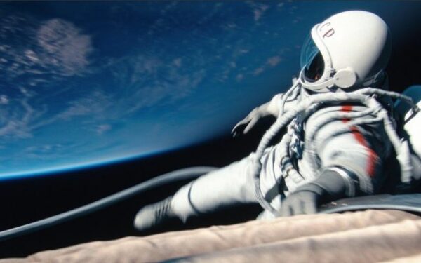 T. Bekmambetovas ekranuose atgaivino jaudinančią pirmojo žmogaus, išėjusio į atvirą kosmosą, istoriją