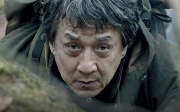 „Kazino Royale“ režisierius naujame trileryje „Svetimšalis“ atskleidė dar niekur nematytą J. Chano veidą