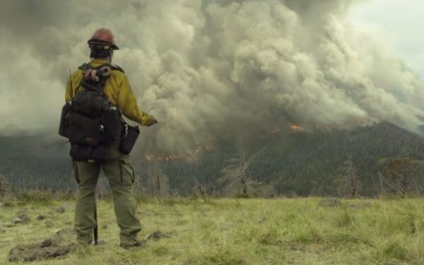 Tragiškais įvykiais paremtos dramos „Tramdantys ugnį“ kūrėjai žiūrovus nukels į didžiausią visų laikų Arizonos gaisrą
