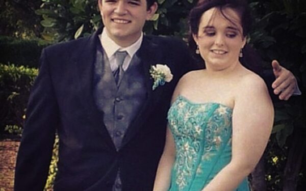 Nedrąsūs kazanovos: keistai merginas apkabinę vyrukai (foto)