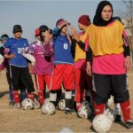 Moterų futbolas Afganistane –  žaidimas ir su kamuoliu