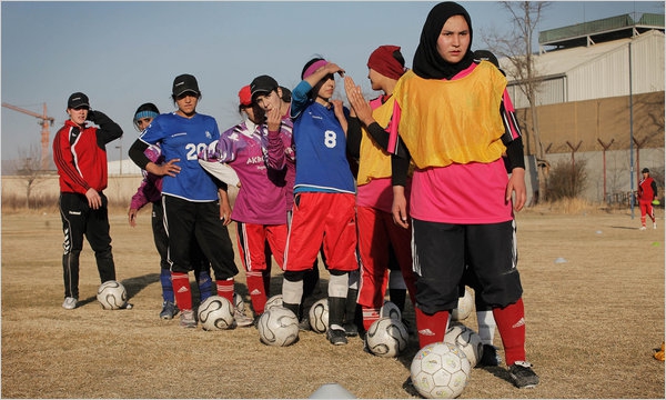 Moterų futbolas Afganistane –  žaidimas ir su kamuoliu