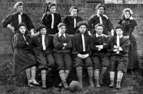 Moterys futbole: iš Viktorijos stiliaus suknelių į tūkstantines riaušes (Foto)