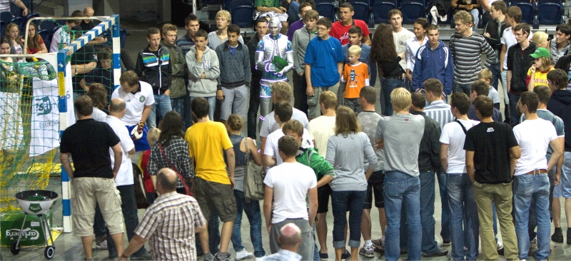 Futbolo čempionato transliacijas „Siemens“ arenoje stebėjo būriai sirgalių (Foto)