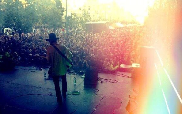 Lietuviškieji „doorsai“ – grupė „Garbanotas Bosistas“ – dalijasi nauju vaizdo klipu