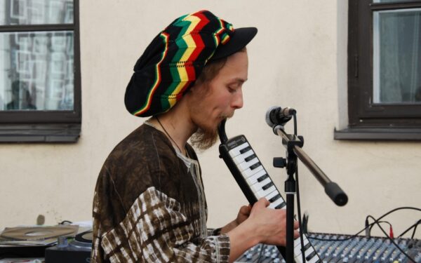 Gatvės muzikantą policija „mokė“ elektros šoku