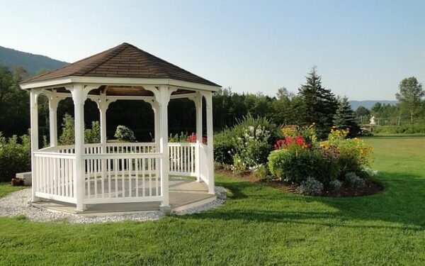 Pavėsinės – neatrastas vasaros kampelis… kieme!