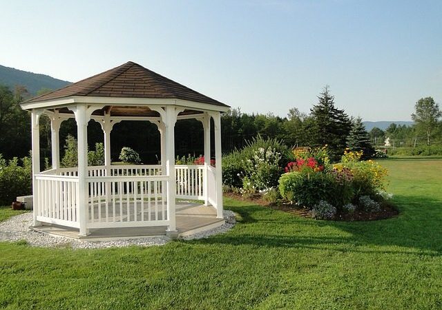 Pavėsinės – neatrastas vasaros kampelis… kieme!