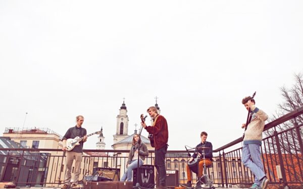 Muzikiniuose pusryčiuose – nauja „Garbanoto Bosisto“ daina