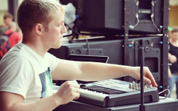 Gerai Gerai 5-ias valandas grojo tą patį kūrinį ir pasiekė rekordą (video)