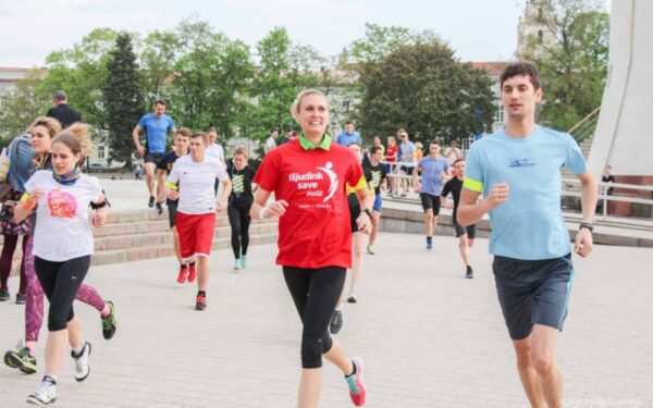 Vilnietės sienas puošia Honkongo bėgimo dalyvio numeriai