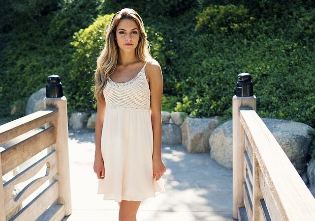 Mažą juodą vasaros metu keičia maža balta