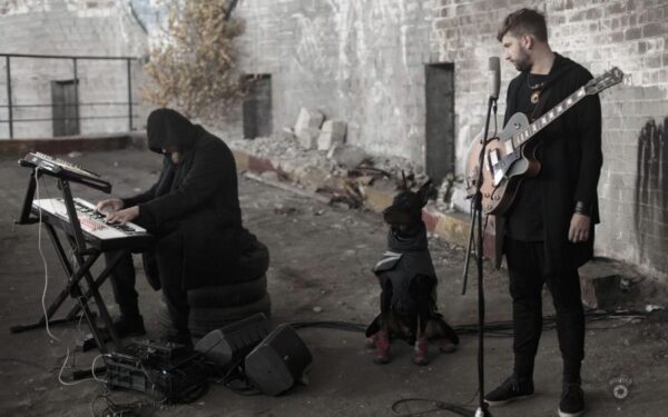 „Golden Parazyth“ naują baladę įrašė senajame Vilniaus taksi parke (video)