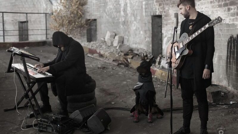 „Golden Parazyth“ naują baladę įrašė senajame Vilniaus taksi parke (video)