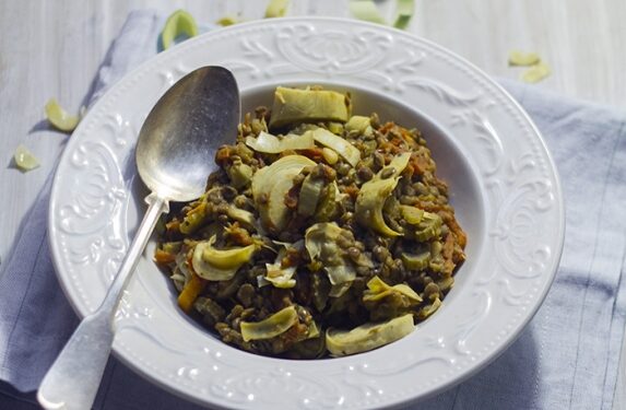 Sekmadienio receptas – sveikas lęšių troškinys su artišokais ir šalaviju