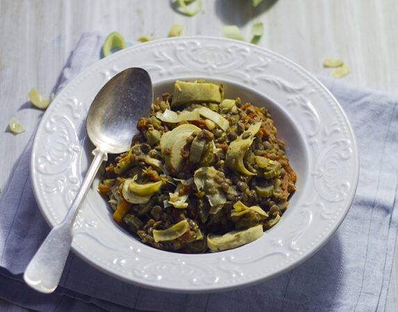 Sekmadienio receptas – sveikas lęšių troškinys su artišokais ir šalaviju