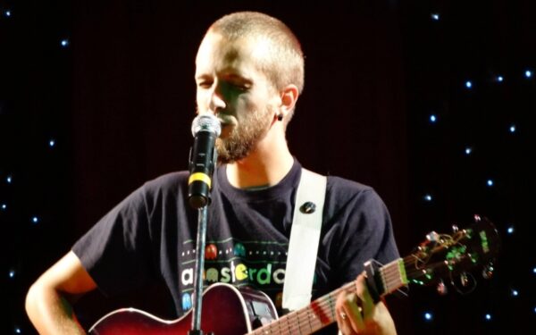 „Naktinėjimai“: jaukumo užtaisas klausytojui ir žemas startas jaunam atlikėjui