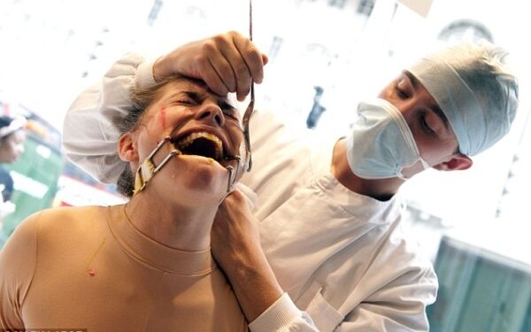 Mergina, protestuodama prieš kosmetikos gamintojų bandymus su gyvūnais, ištvėrė siaubingąsias procedūras (foto)