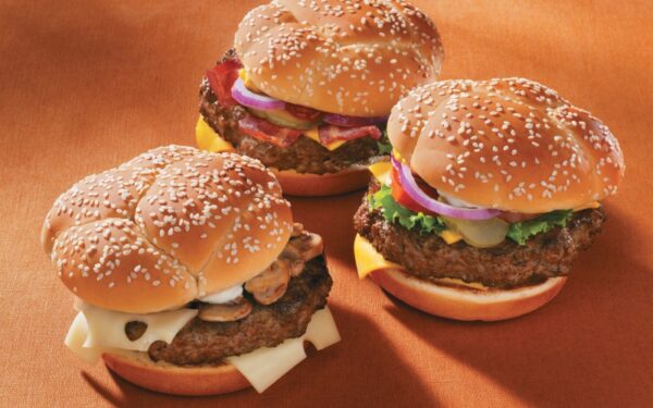 Kiek svėrė didžiausias pasaulyje mėsainis ir kiti faktai, kurių nežinojote apie hamburgerius