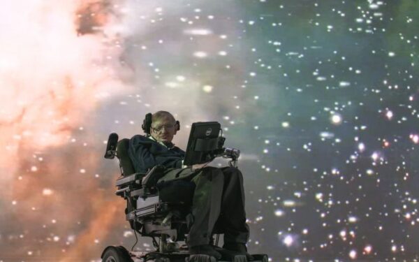 Stephen Hawking bando atsakyti į klausimus apie visatą „National Geographic Channel“ dokumentinėje laidoje „Genijus“