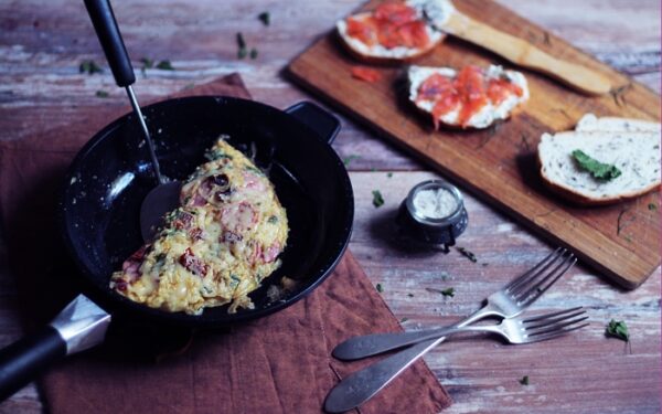 Sekmadienio receptas – omletas su sūriu ir petražolėmis