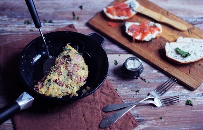 Sekmadienio receptas – omletas su sūriu ir petražolėmis