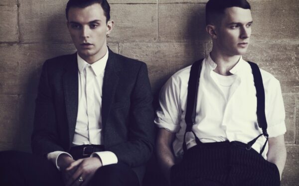 Britai HURTS pageidauja tuzino baltų rožių