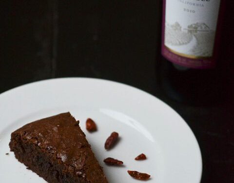 Šokoladinis pyragas su uogine paprika „Velniški kąsneliai“