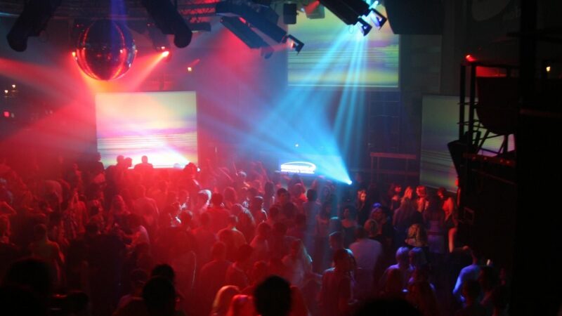 Siūloma drausti prekiauti energinių gėrimų ir alkoholio mišiniais