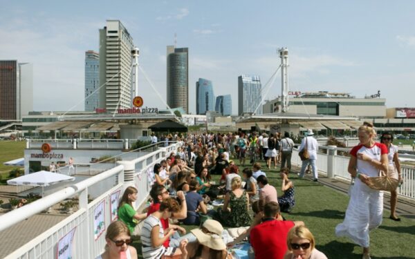 Netradicinis piknikas ant „sužaliavusio“ Baltojo tilto sutraukė tūkstančius vilniečių (foto)