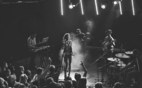 Ketvirtadienį „Vasaros terasoje“ – nemokamas grupių „Saulės Kliošas“, „Beissoul & Einius” ir „Alice Way“ koncertas