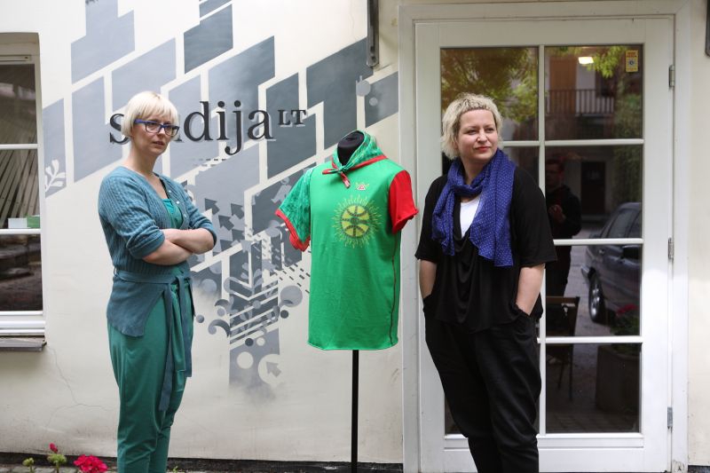 „LT Identity“ ir lietuviškais simboliais puošti marškinėliai sporto sirgaliams