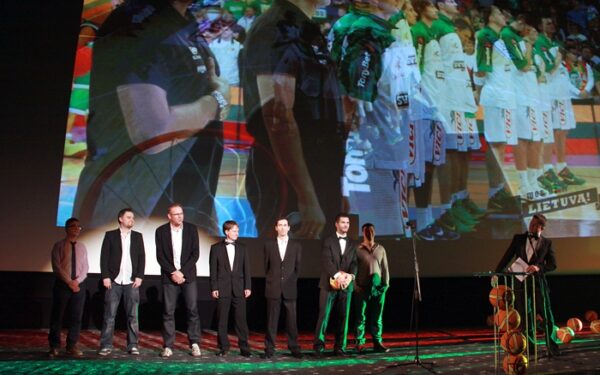 Filmo „Mes už… Lietuvą!“ recenzija:  kai į aikštelę bėgama už… Lietuvą!