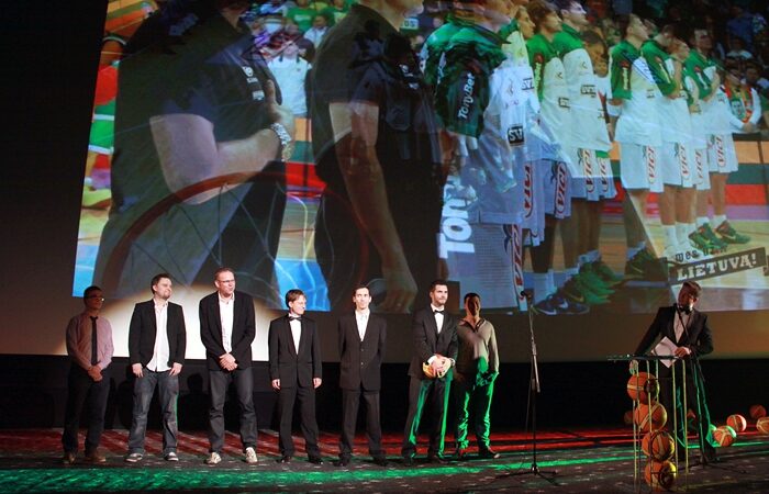 Filmo „Mes už… Lietuvą!“ recenzija:  kai į aikštelę bėgama už… Lietuvą!