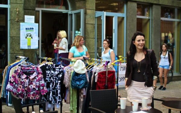 Šiauliuose merginos mainėsi drabužiais (Foto)