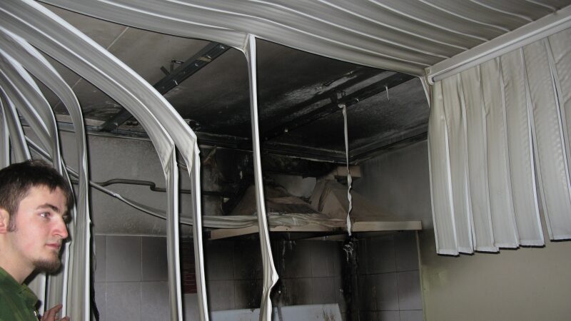 Bendrabutyje kilusį gaisrą pirmiausiai puolė gesinti studentai (foto)