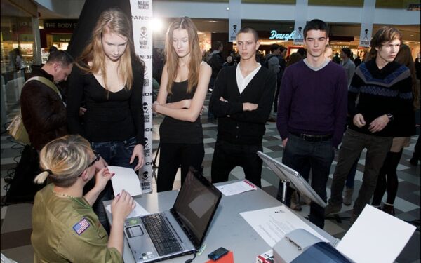 „Infekcijos kastingas“: nuo gudraujančių persirengėlių iki vyrų su aukštakulniais (Foto)