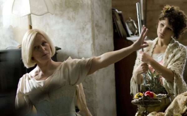 Naujas „Miegančių drugelių tvirtovė“ plakatas atskleidžia trijų buvusių prostitučių istoriją