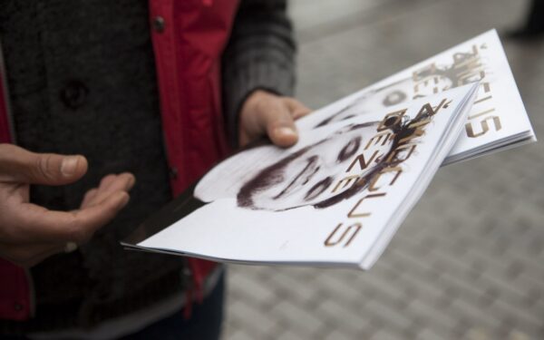 Vilniaus senamiesčio gatvėse žurnalą „Žmogus. Dėžė“ pardavinės finansinių problemų turintys žmonės