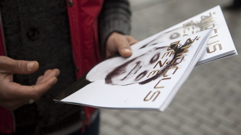 Vilniaus senamiesčio gatvėse žurnalą „Žmogus. Dėžė“ pardavinės finansinių problemų turintys žmonės