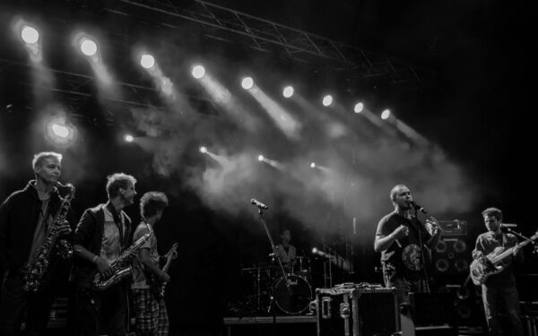 jama&W daina pristato naują dainą „Vienas Šauksmas“