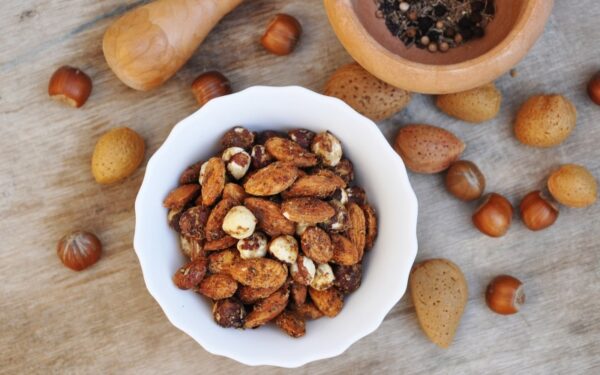 Riešutai: Kūčių stalas, burtai ir dekoracijos