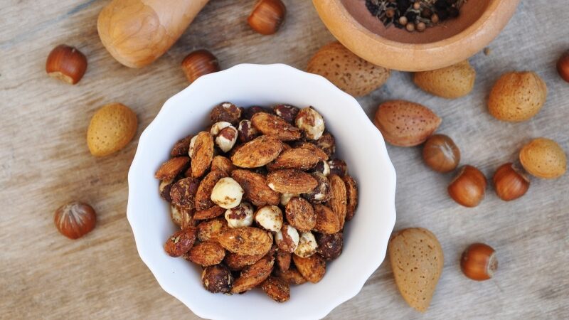 Riešutai: Kūčių stalas, burtai ir dekoracijos