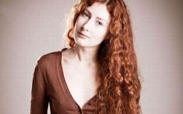 Prie „Penktadienio DJ“ rubrikos pultelio – dainuojanti poetė ir žurnalistė Indrė Valantinaitė