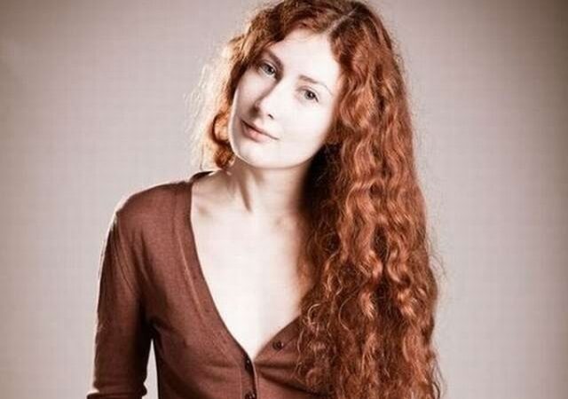 Prie „Penktadienio DJ“ rubrikos pultelio – dainuojanti poetė ir žurnalistė Indrė Valantinaitė