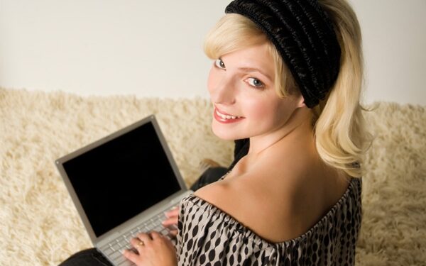 Internetinės pažintys: kaip atpažinti, kai tau meluoja?